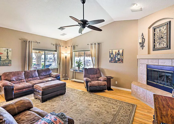Hébergement de vacances Poolside Bliss: Pet-friendly Havasu Gem