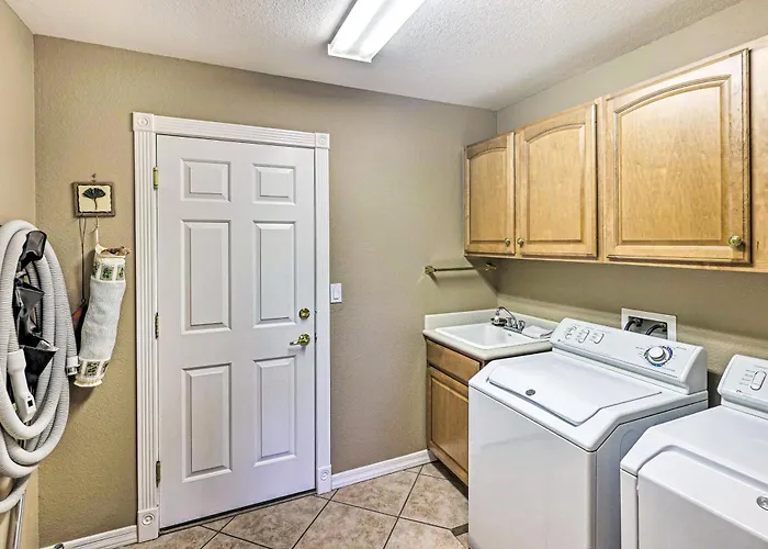 Poolside Bliss: Pet-friendly Havasu Gem Lake Havasu City